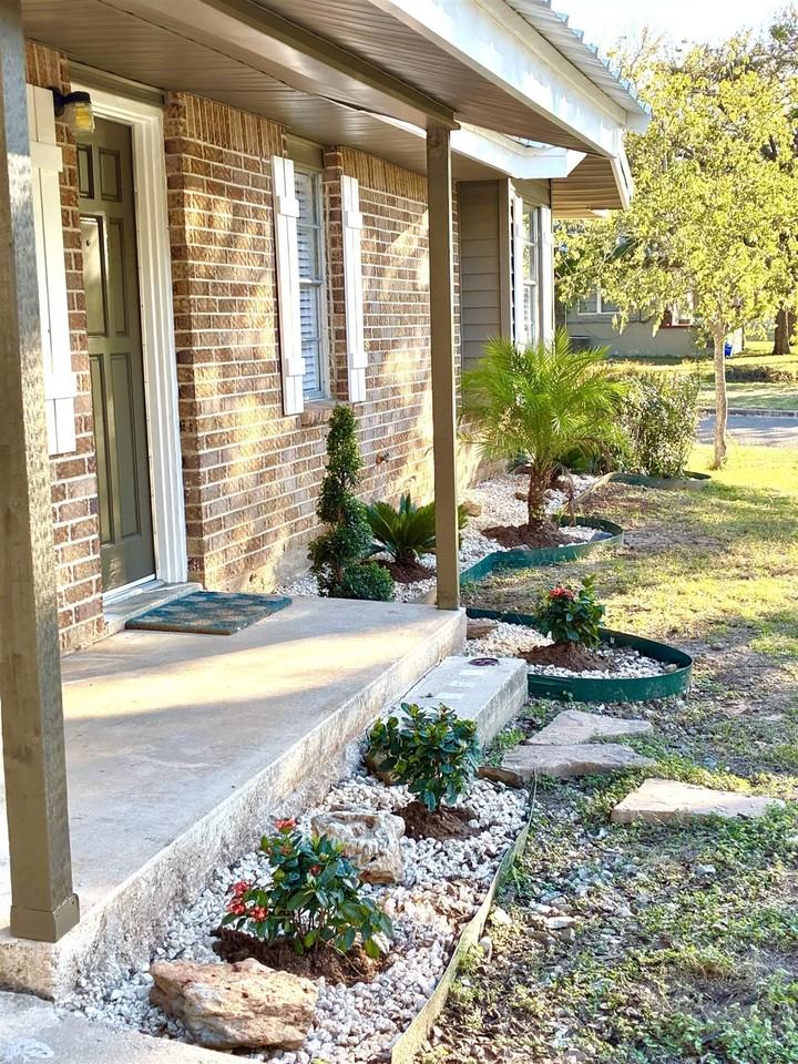 901 Avenue E - Photo 2 of 27