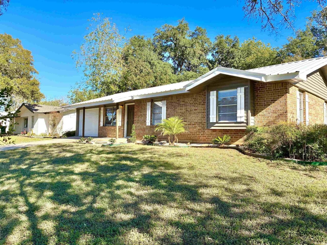 901 Avenue E - Photo 3 of 27