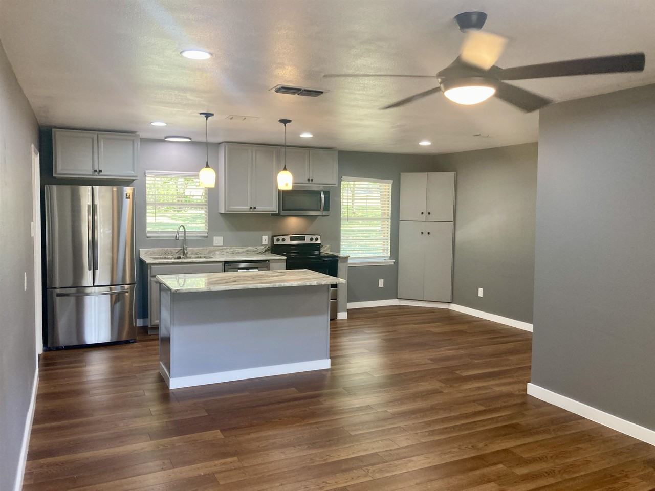 901 Avenue E - Photo 5 of 27