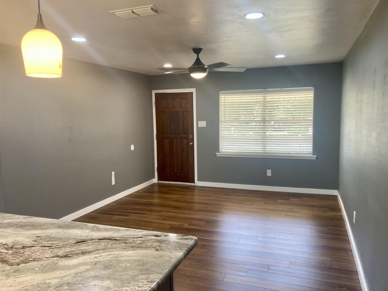 901 Avenue E - Photo 6 of 27