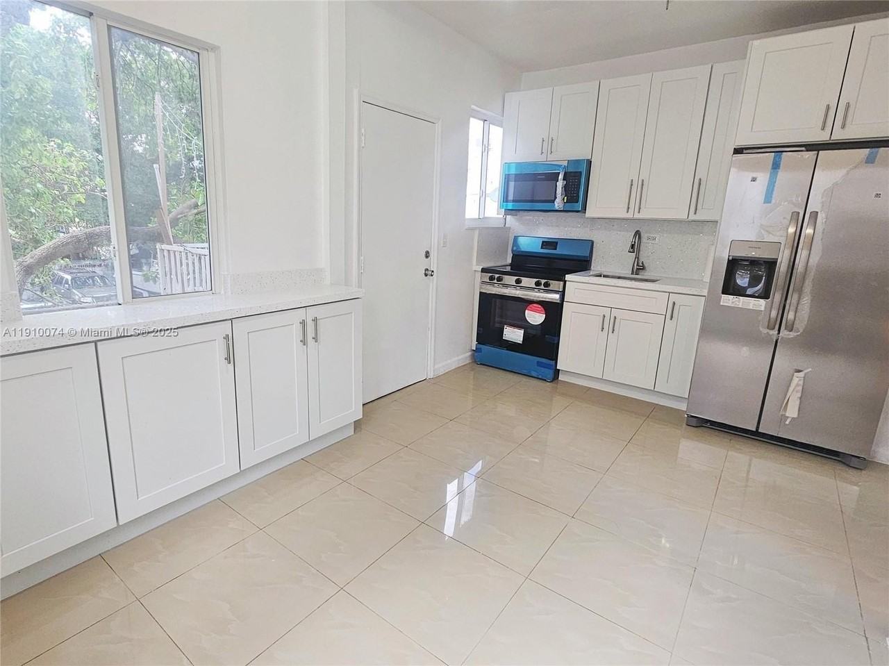 977 Sw 5th St #4 - Photo 3 of 15