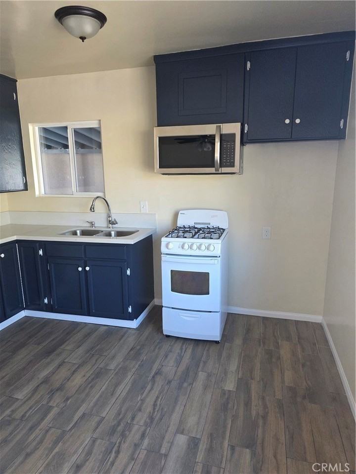 220 N Saratoga St - Photo 5 of 7