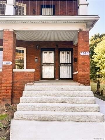 1343 Seward St - Photo 4 of 24