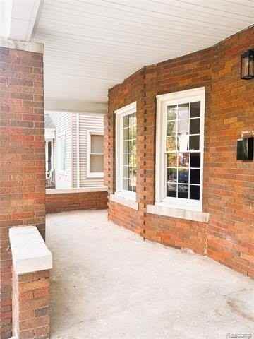 1343 Seward St - Photo 5 of 24