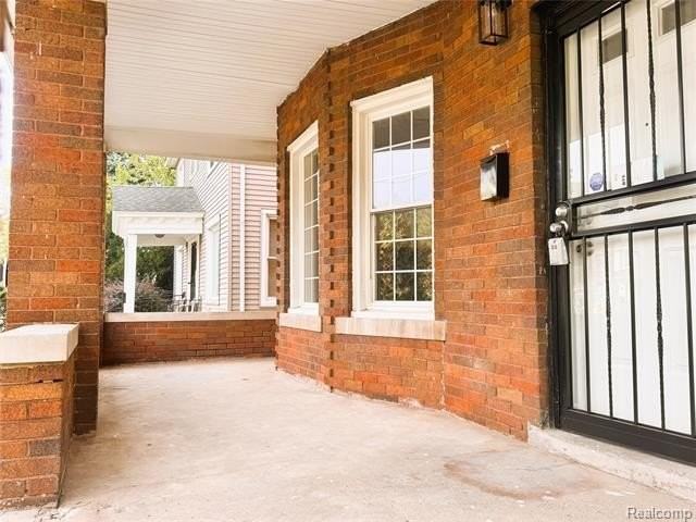 1343 Seward St - Photo 6 of 24