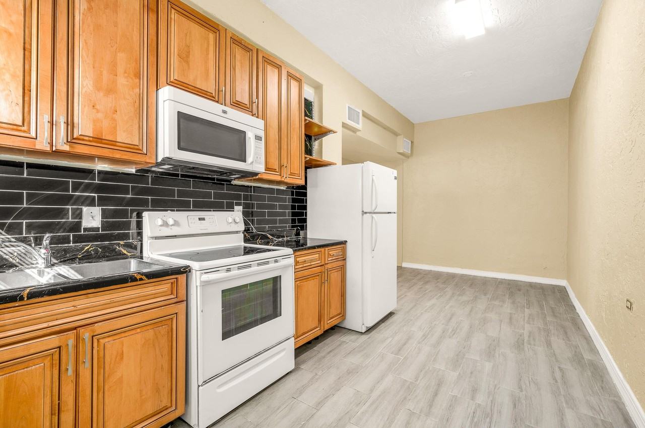 751 Nw 2nd St - Photo 2 of 7