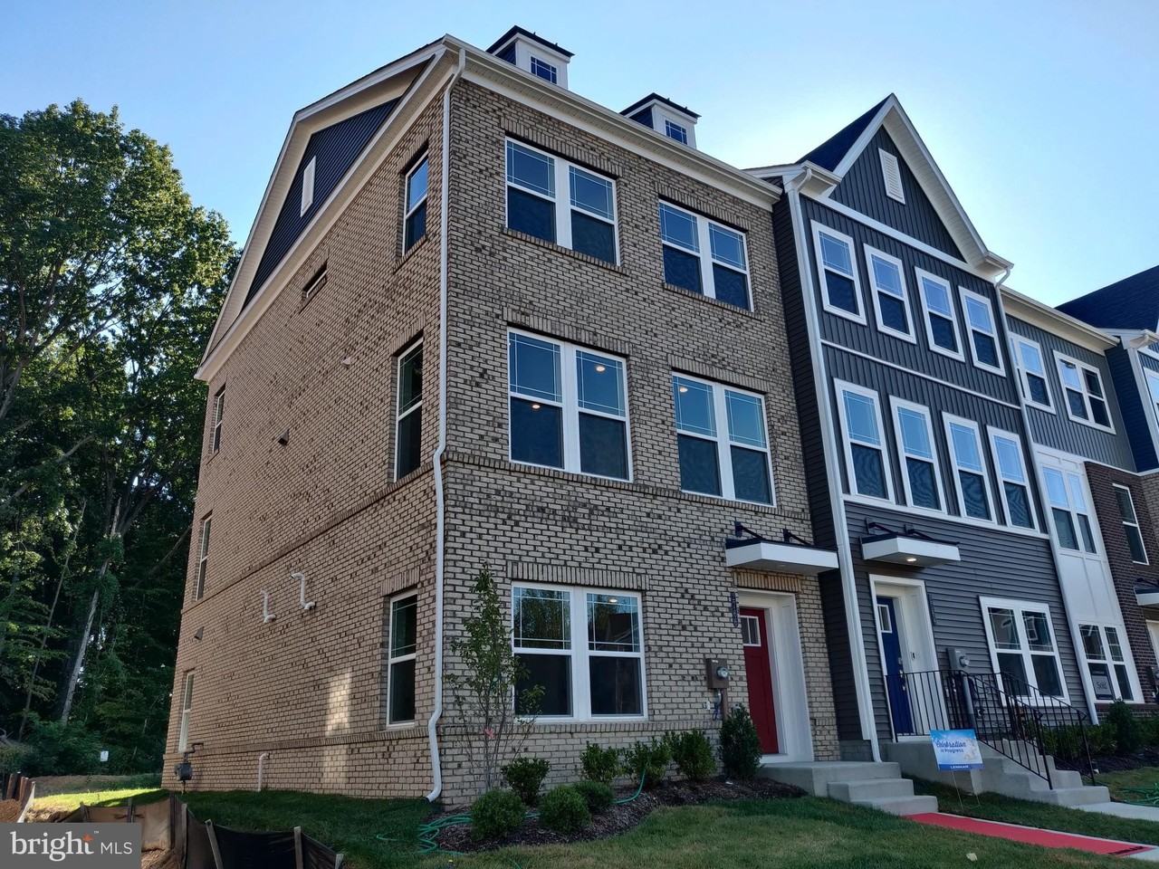 2766 Bridgewater Dr - Photo 2 of 33