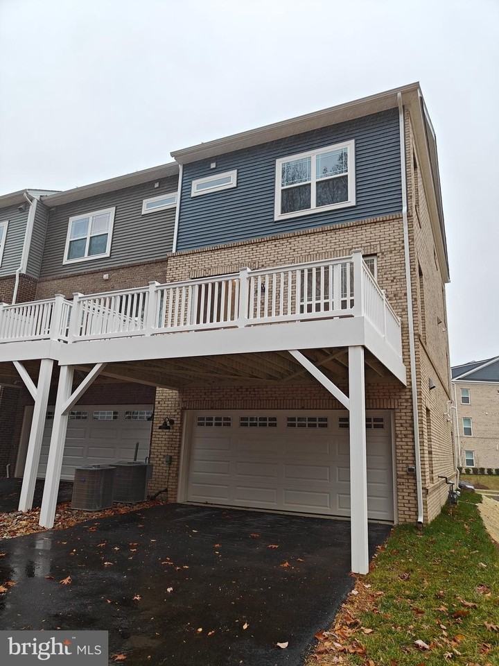 2766 Bridgewater Dr - Photo 3 of 33