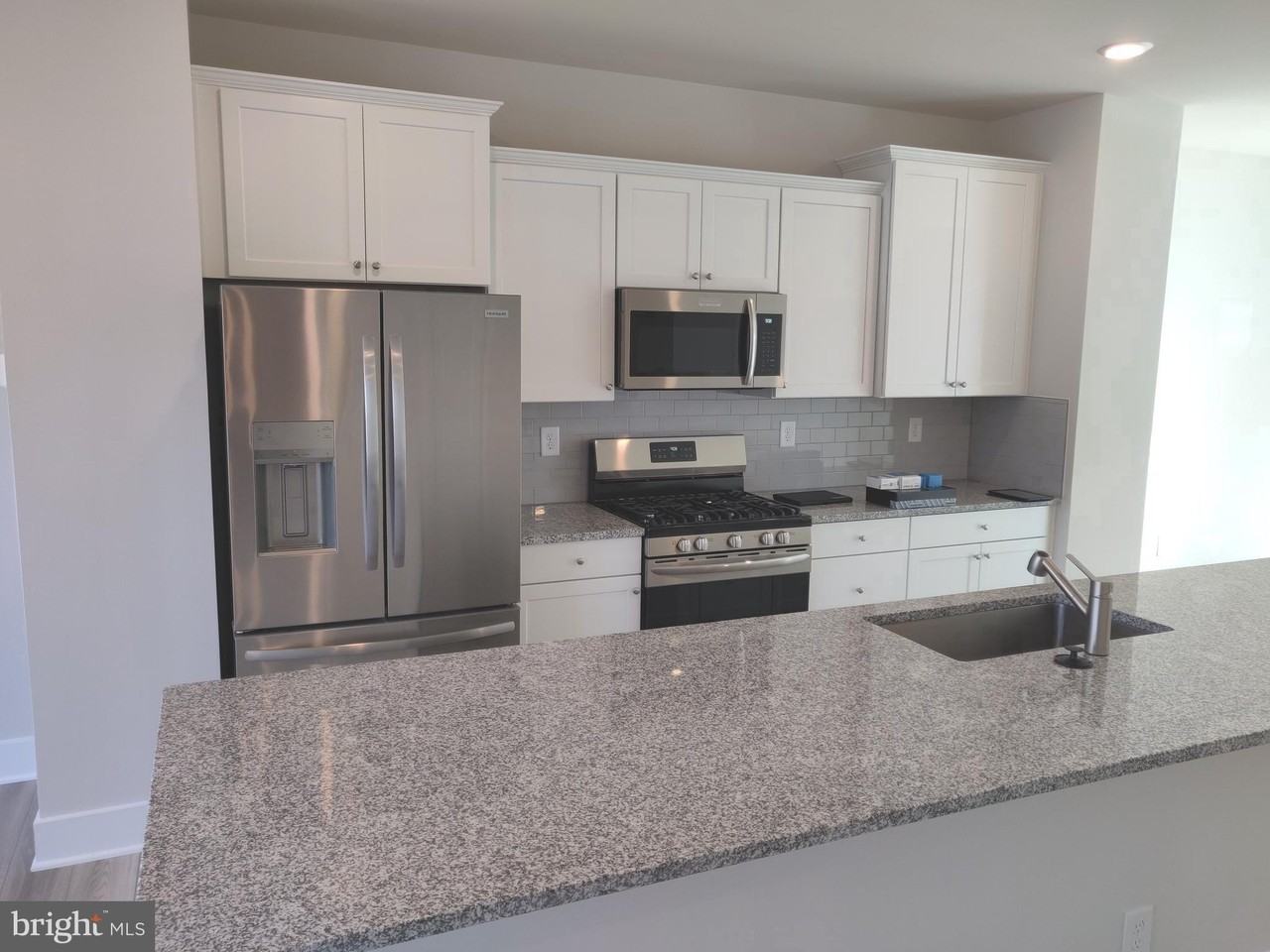 2766 Bridgewater Dr - Photo 7 of 33