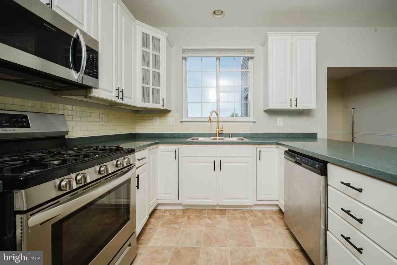 714 Kirkcaldy Way - Photo 6 of 34