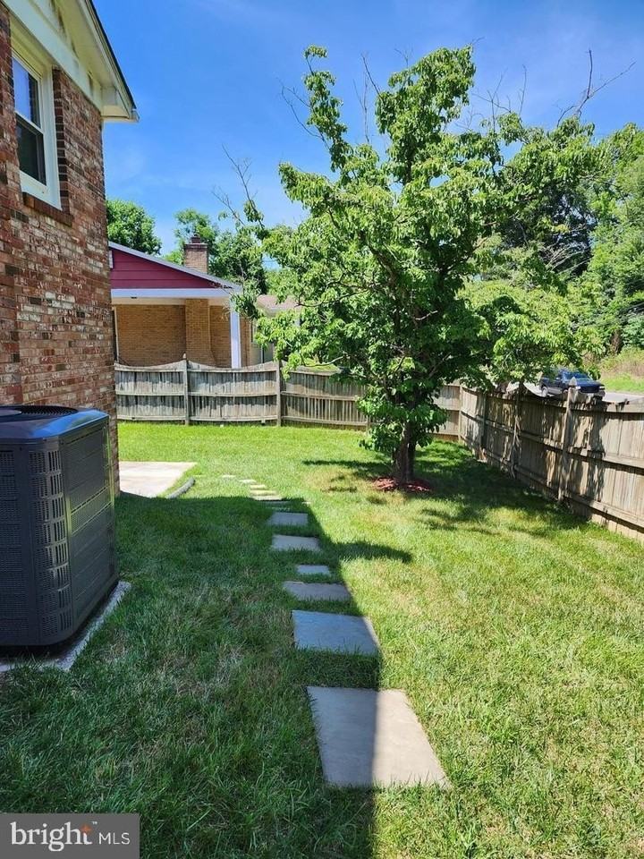 9922 Williamsburg Dr - Photo 3 of 28