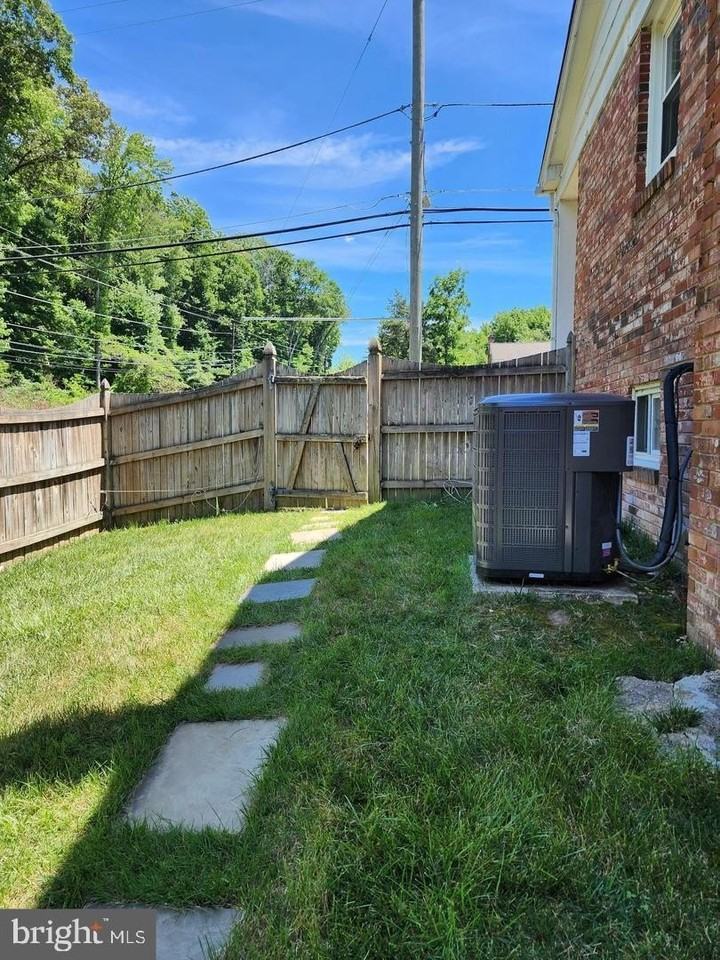 9922 Williamsburg Dr - Photo 4 of 28