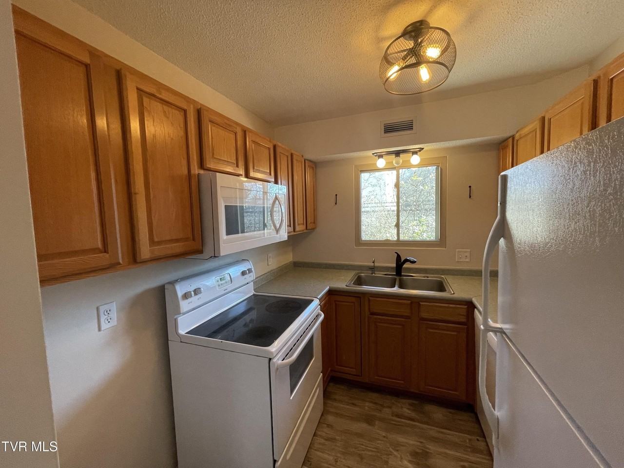 1225 Carriage Cir Apt 203 #203 - Photo 4 of 17