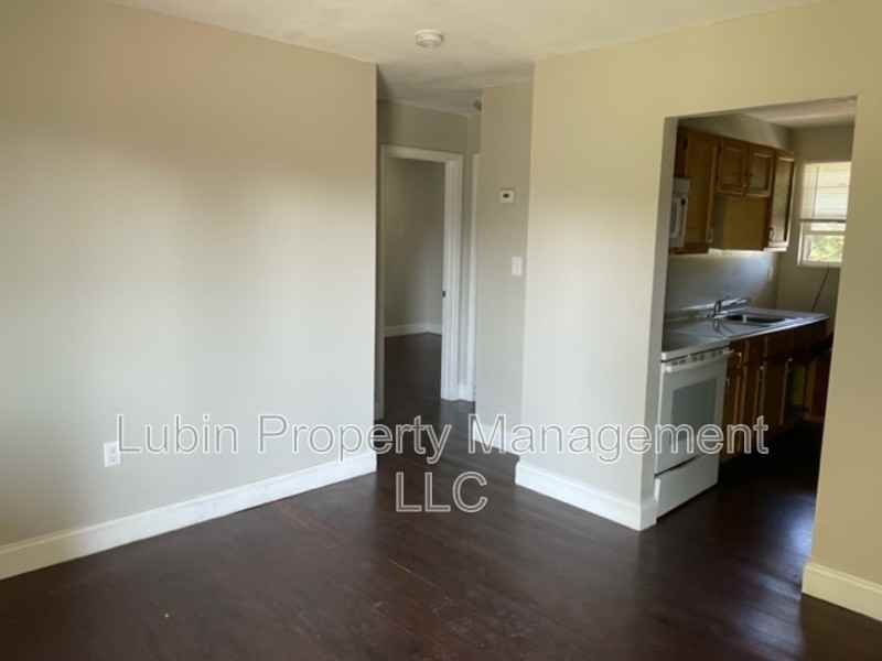 1043 College St #13 - Photo 3 of 9