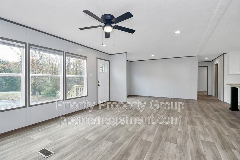 112 Maudie Lane - Photo 3 of 33