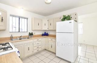 902 E Elm St - Photo 1 of 1