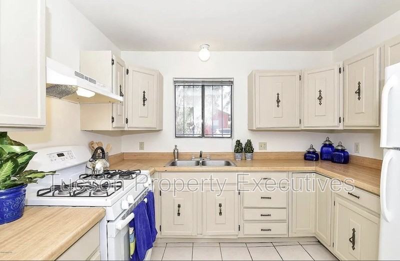 902 East Elm Street - Photo 2 of 16