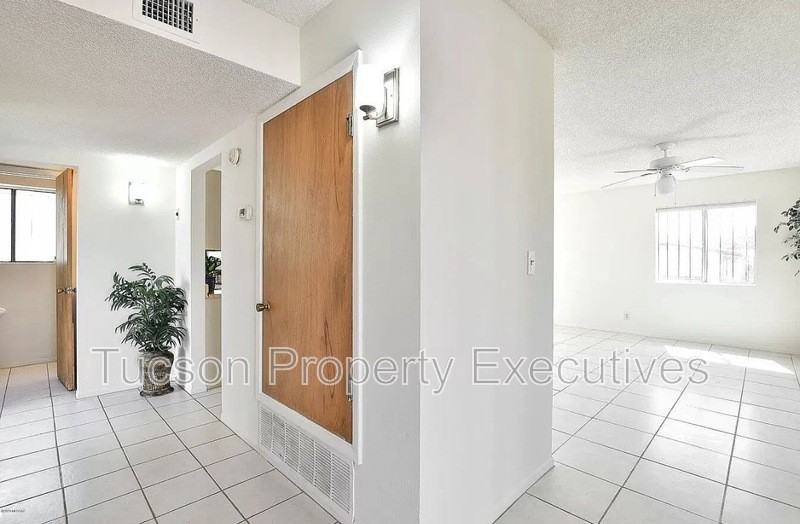 902 East Elm Street - Photo 3 of 16