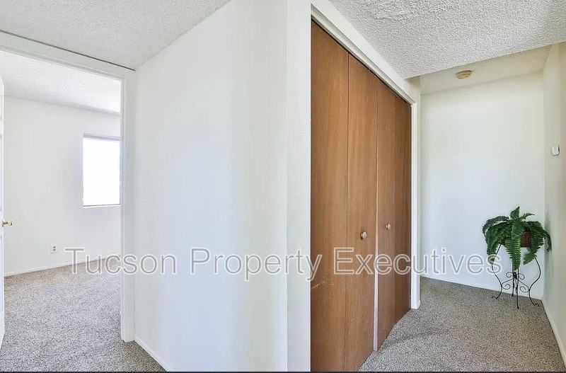 902 East Elm Street - Photo 4 of 16