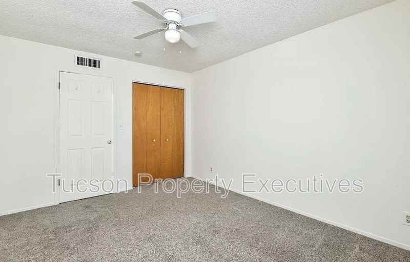 902 East Elm Street - Photo 5 of 16