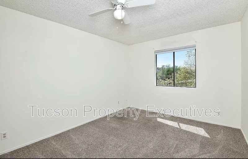 902 East Elm Street - Photo 6 of 16