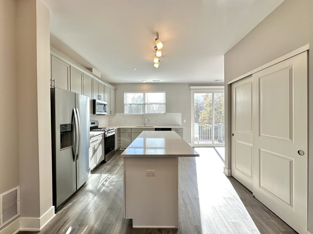 615 Broadway #TH - Photo 2 of 21