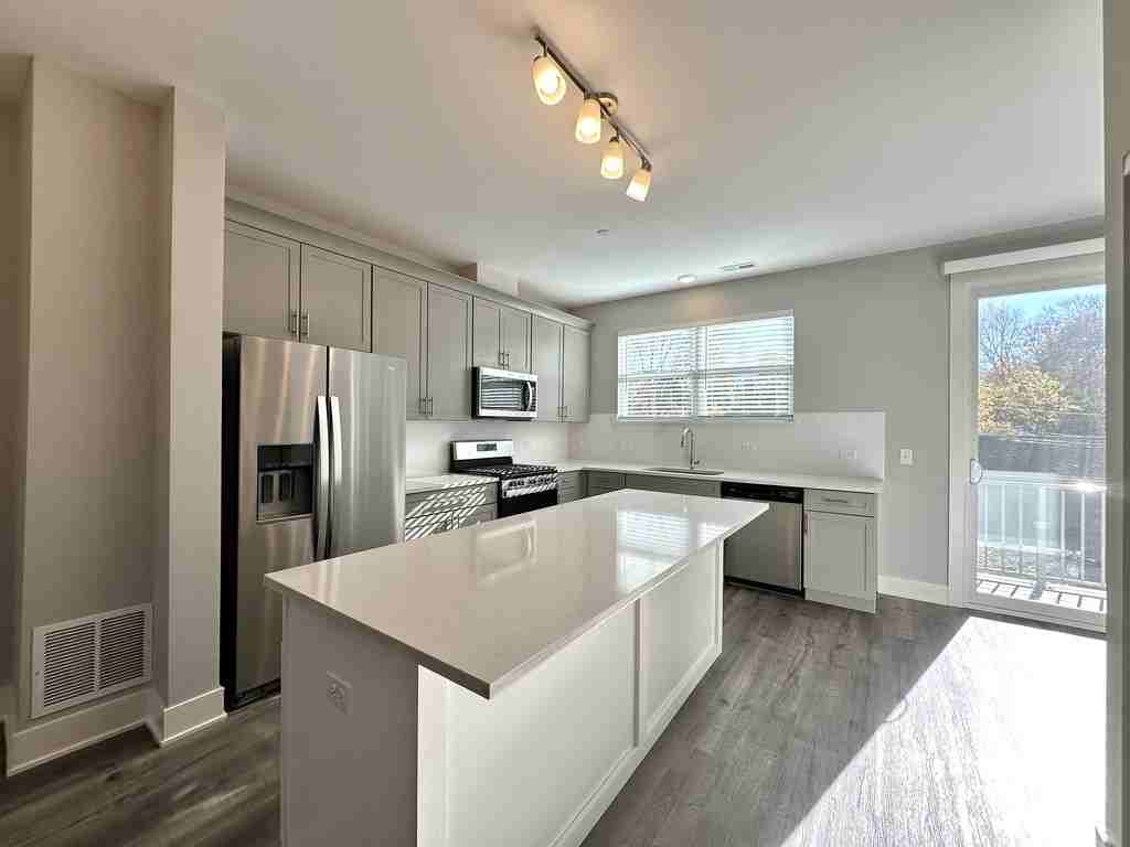 615 Broadway #TH - Photo 5 of 21