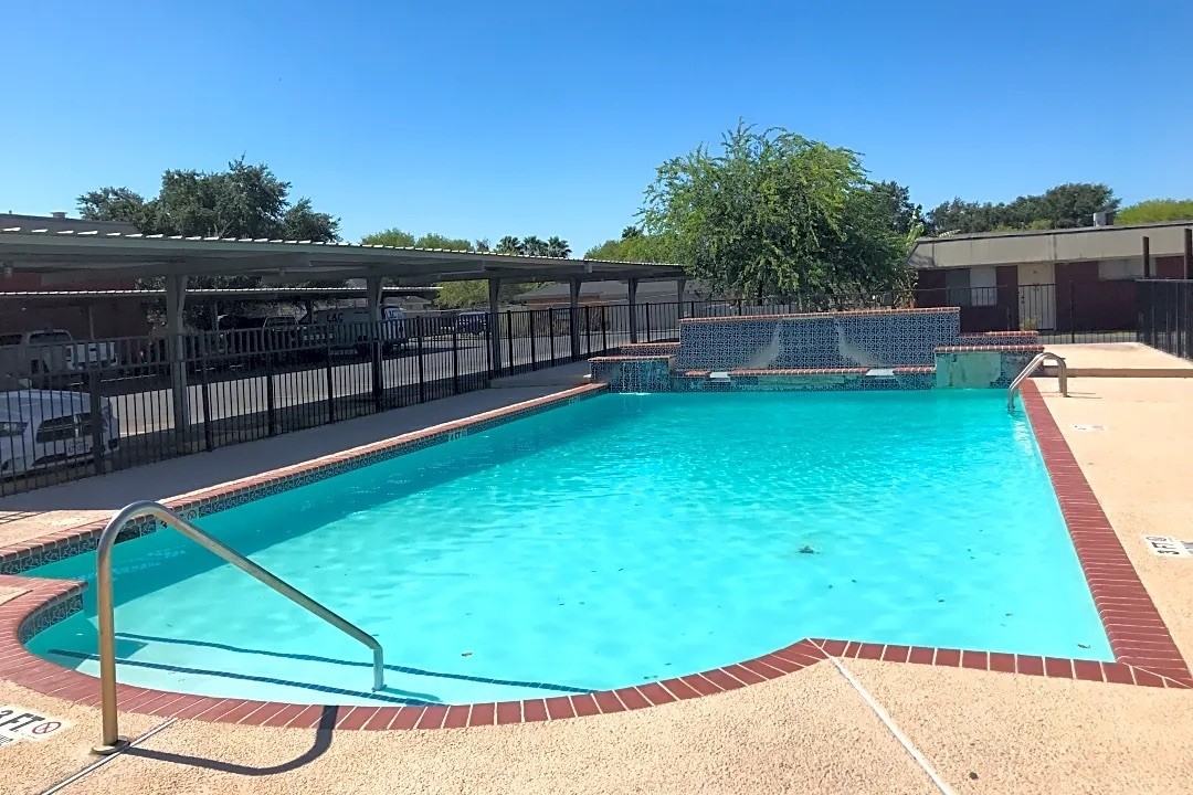 University Manor Apartments - Photo 6 of 8