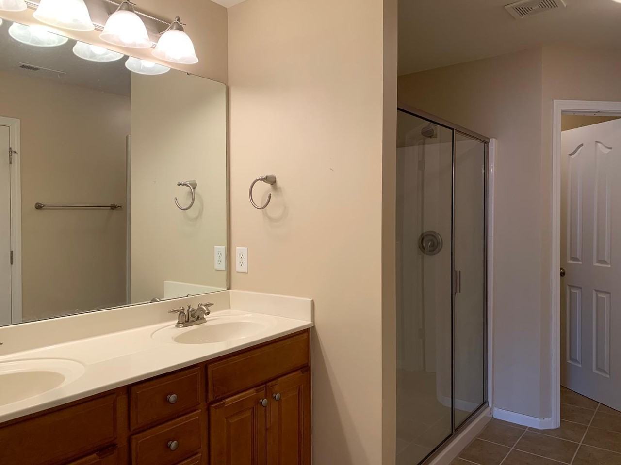 1033 Kingston Grove Dr - Photo 7 of 10