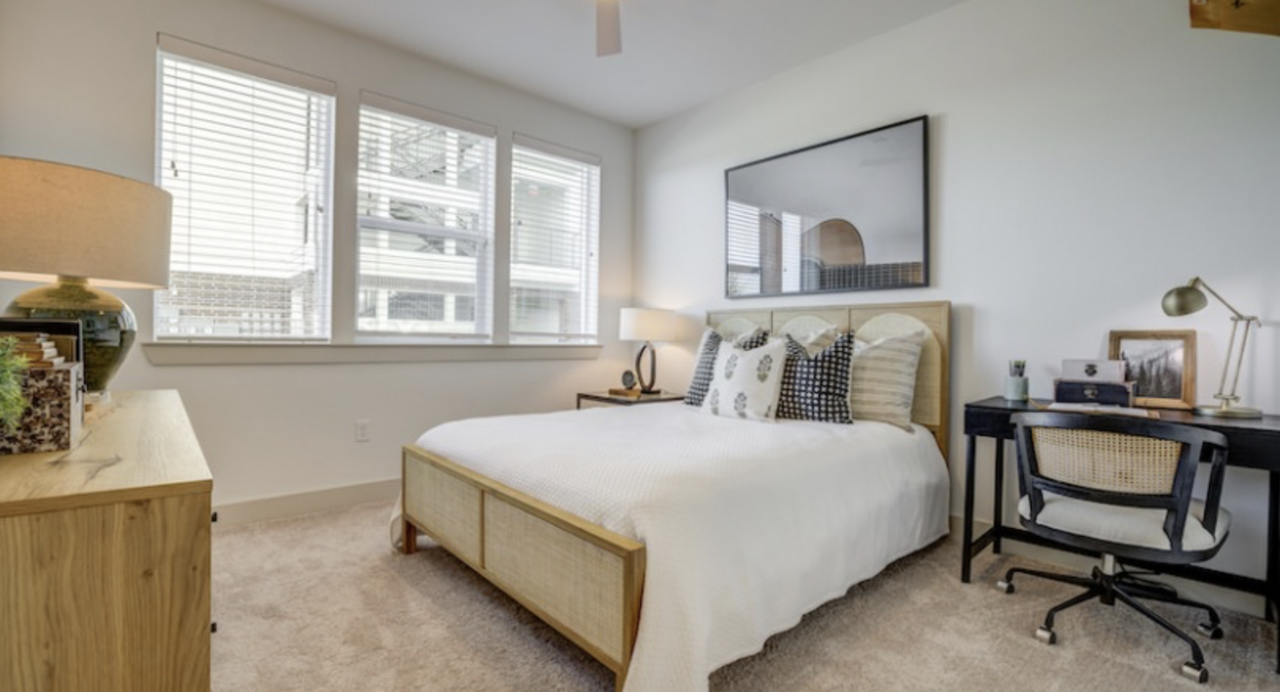 12100 Samsung Boulevard - Photo 3 of 15