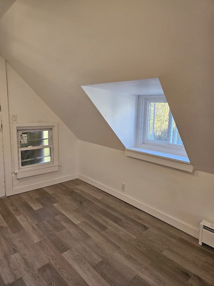 210 Baldwin St - Photo 2 of 10