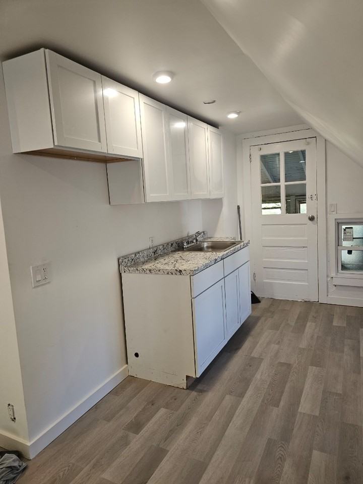 210 Baldwin St - Photo 3 of 10