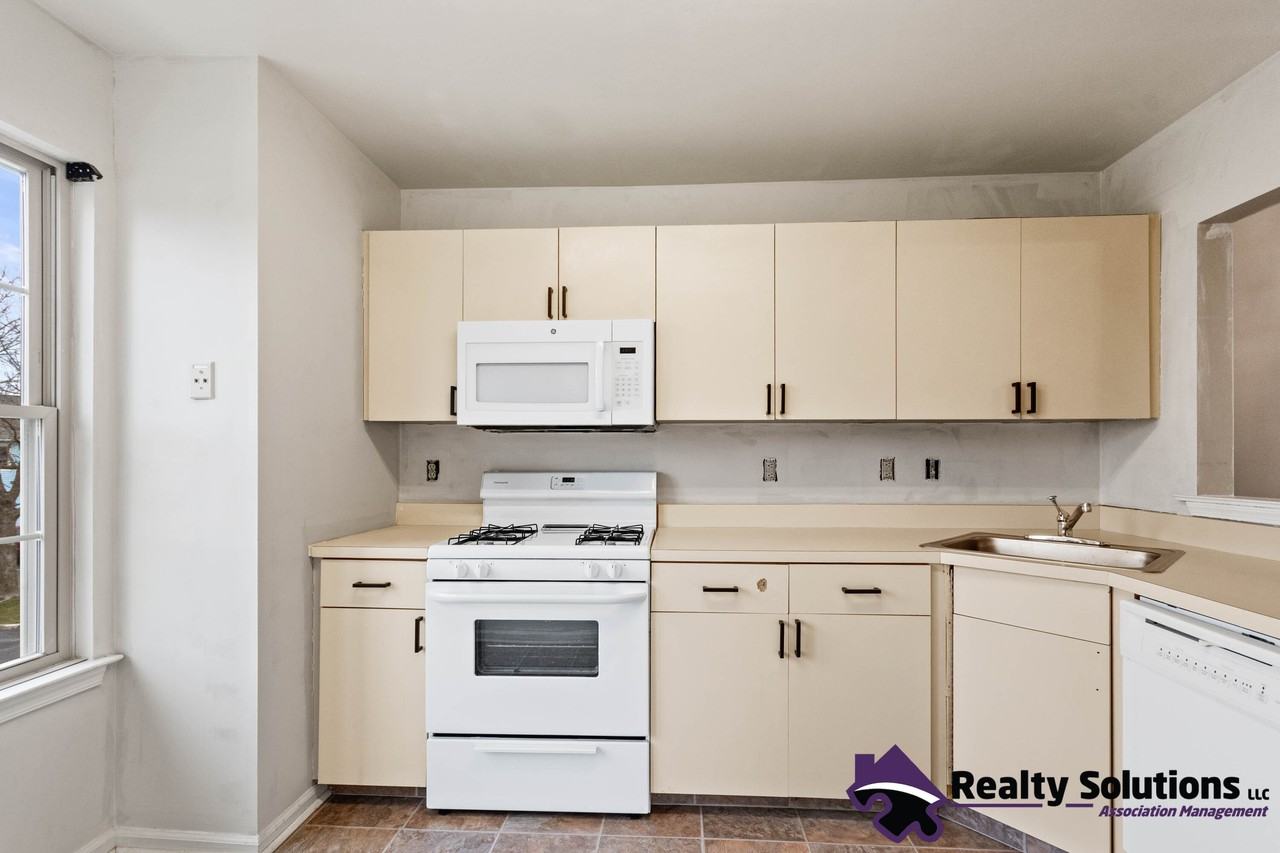 454 Atlanta Ct #1 - Photo 4 of 18