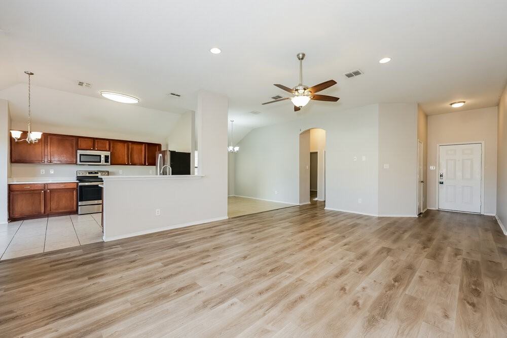 1357 Illinois Ave - Photo 4 of 16
