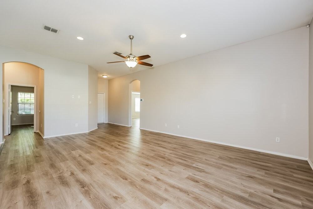 1357 Illinois Ave - Photo 5 of 16