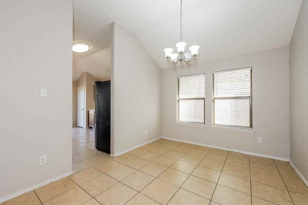 1357 Illinois Ave - Photo 6 of 16