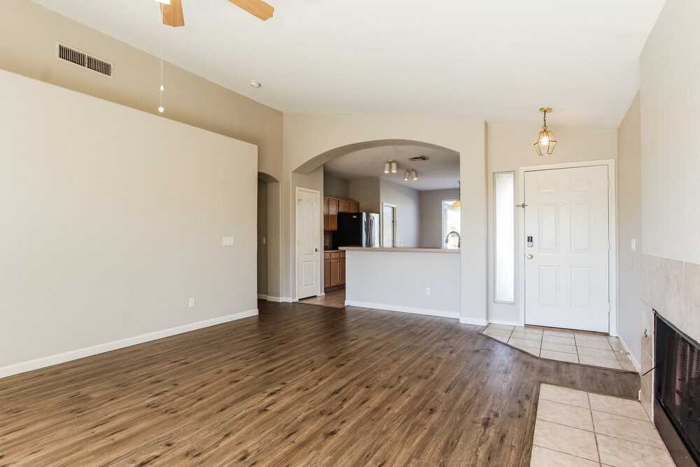 8547 W Laurel Ln - Photo 4 of 16