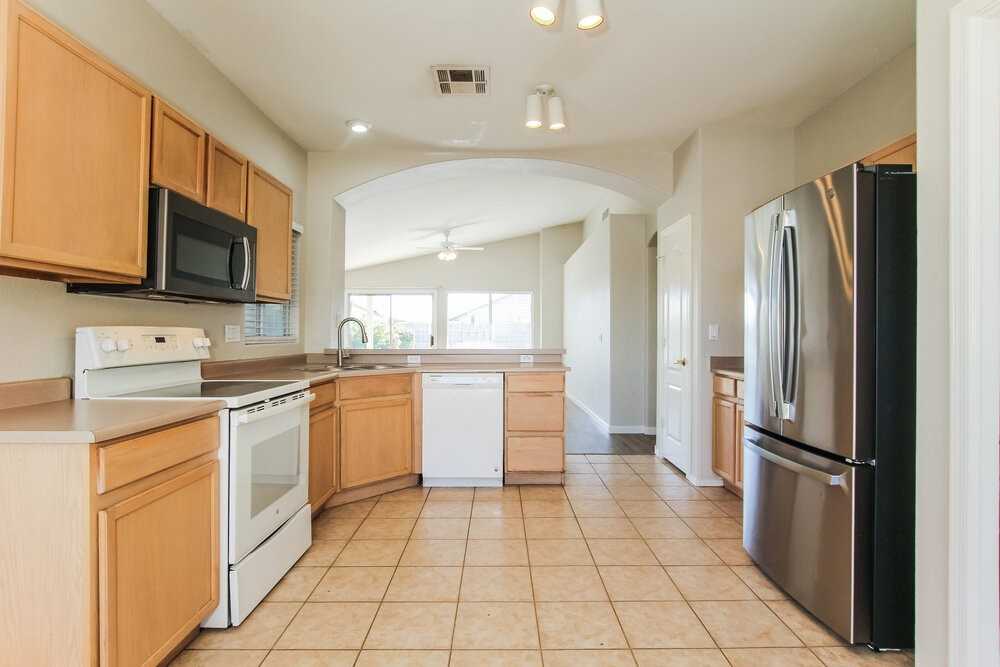 8547 W Laurel Ln - Photo 7 of 16