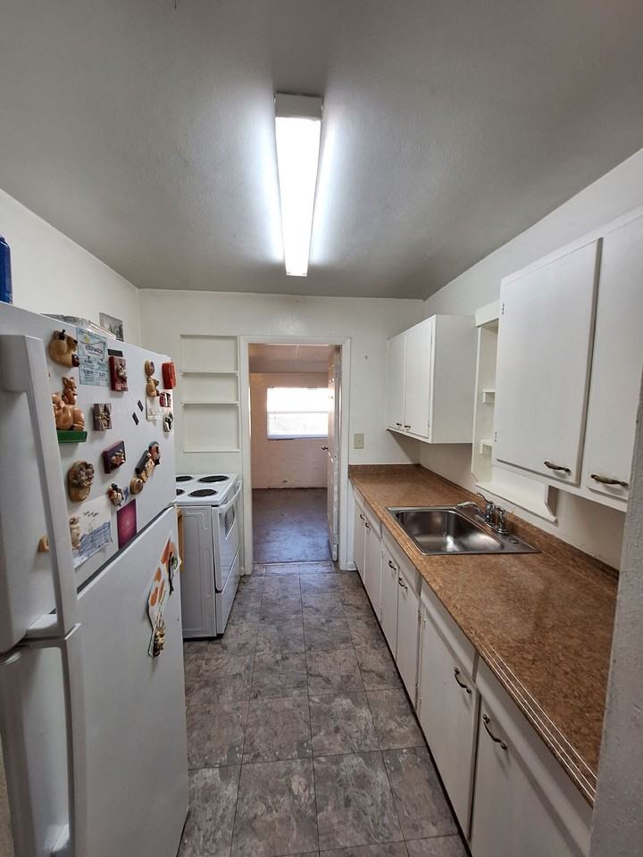 21528 Kenyon Ave - Photo 4 of 19