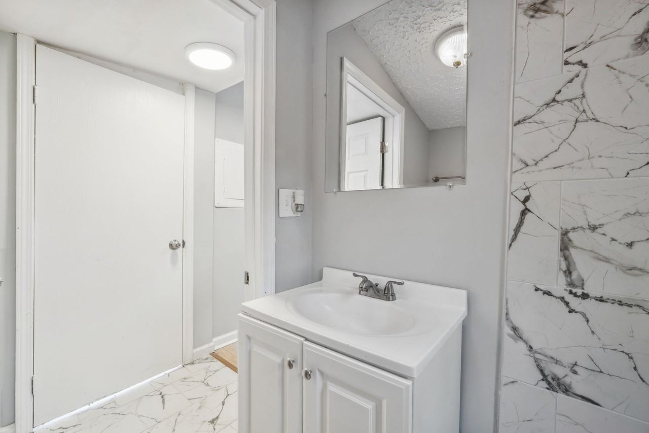 562 Grant St Sw #2 - Photo 2 of 7