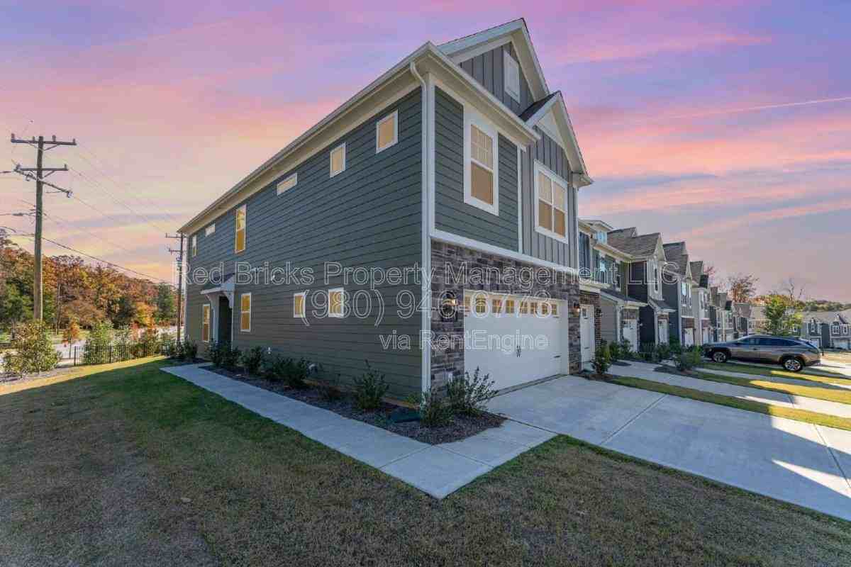 2034 Highland Park Dr - Photo 3 of 10