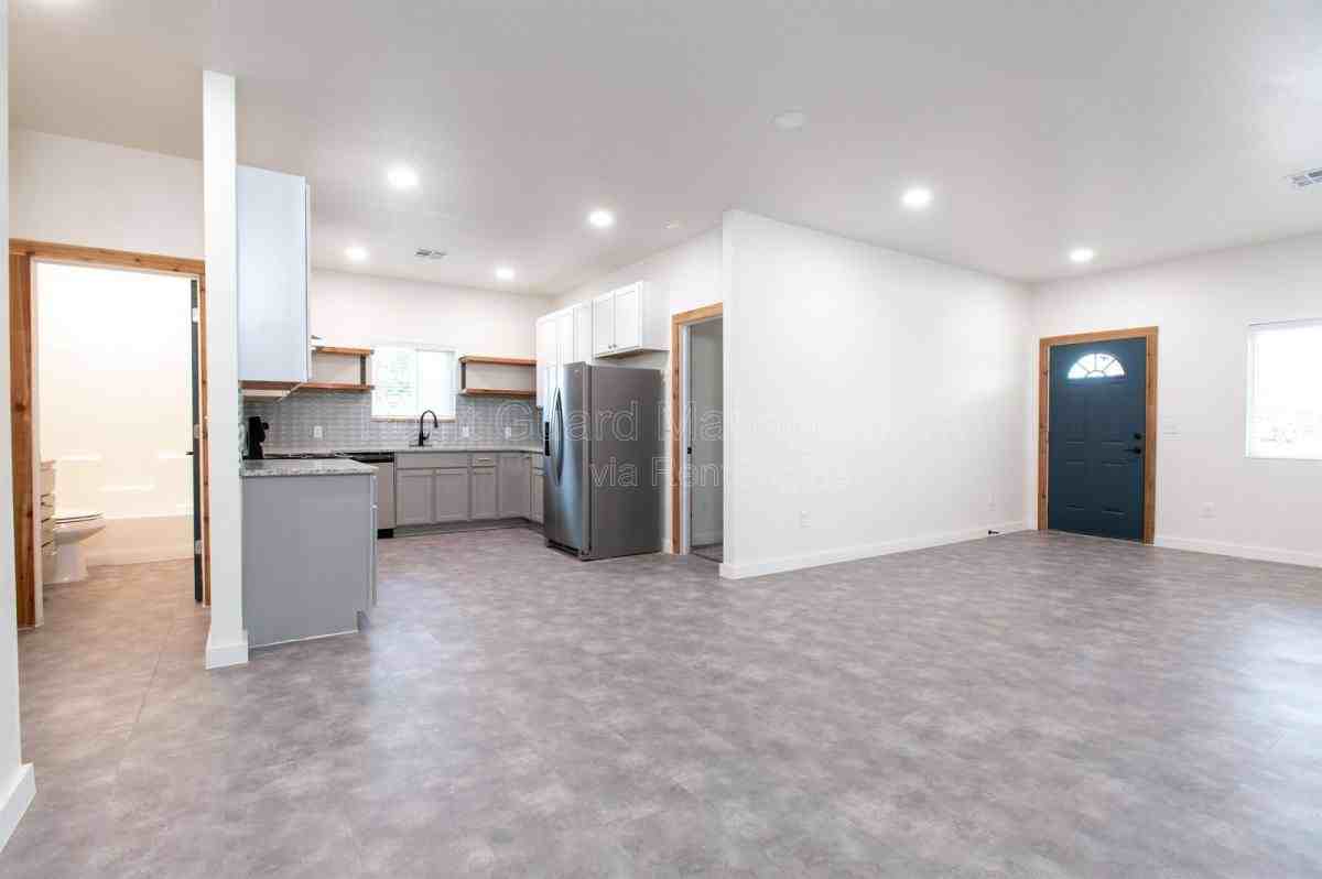 2855 N Oliver St - Photo 3 of 10