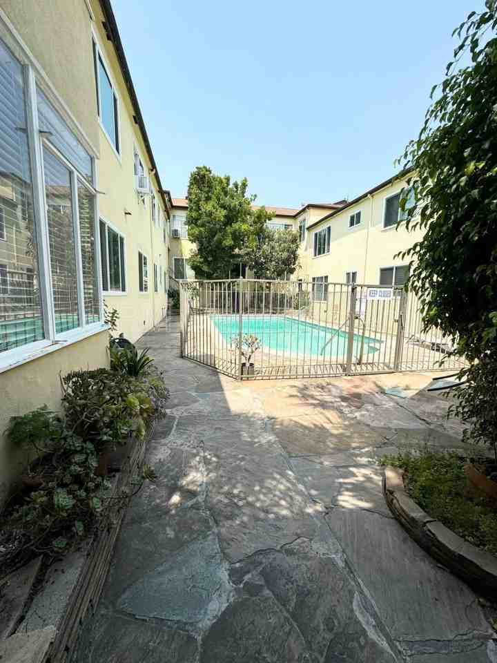 905 N Sweetzer Ave #11 - Photo 2 of 10