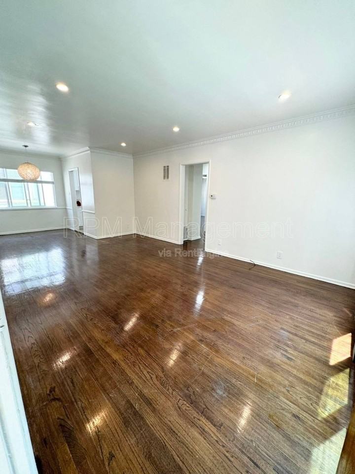 905 N Sweetzer Ave #11 - Photo 3 of 10