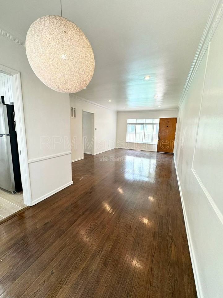 905 N Sweetzer Ave #11 - Photo 4 of 10