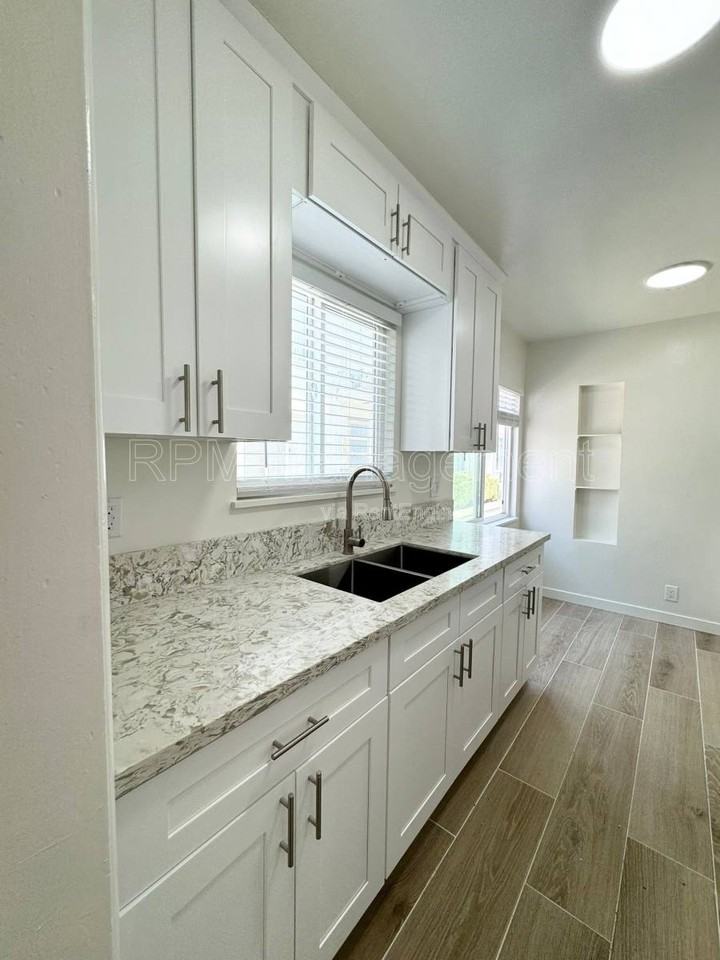 905 N Sweetzer Ave #11 - Photo 5 of 10