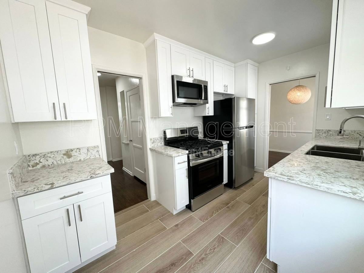 905 N Sweetzer Ave #11 - Photo 6 of 10