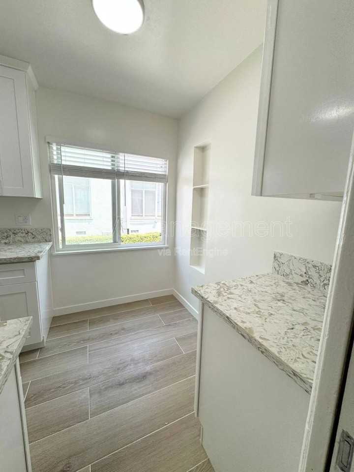 905 N Sweetzer Ave #11 - Photo 7 of 10