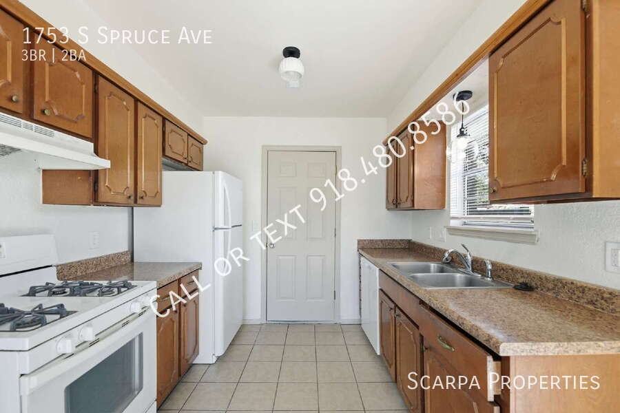 1753 S Spruce Ave - Photo 6 of 18