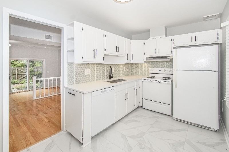 118 Camelot Court - Photo 3 of 21